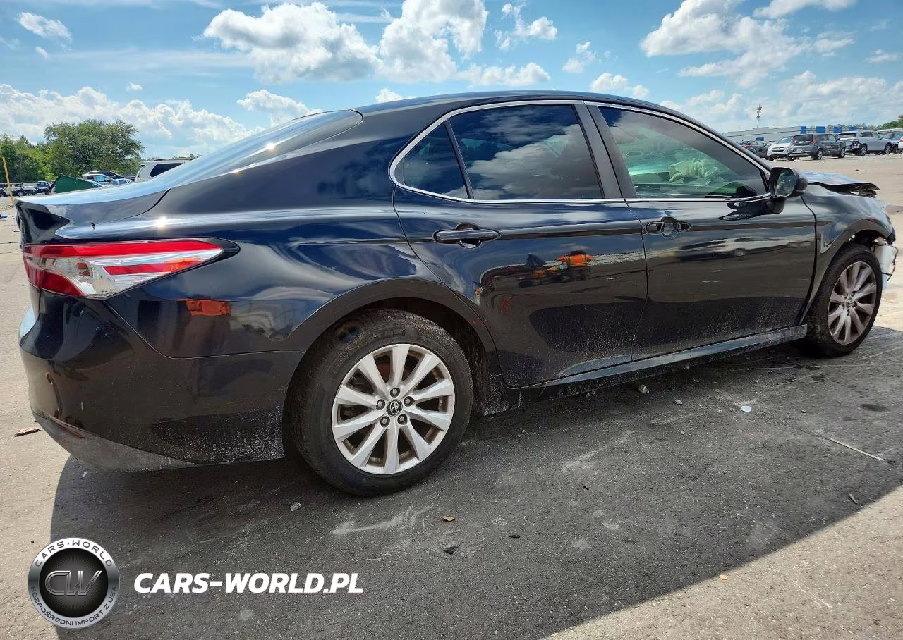 2018 Toyota Camry Le VIN:4T1B11HK1JU543218 - 3
