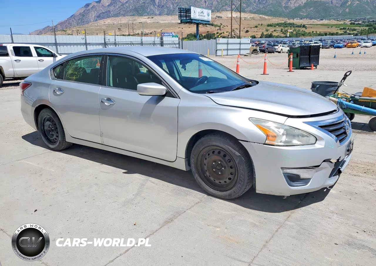 2015 Nissan Altima 2.5 S VIN:1N4AL3AP1FN895685 - 4