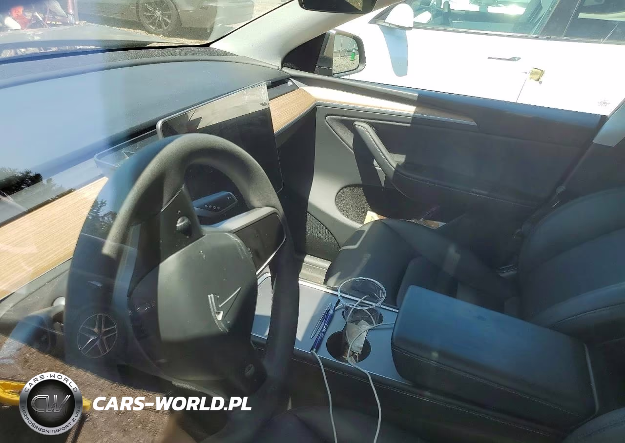 2024 Tesla Model Y VIN:7SAYGDEE6RA321484 - 9