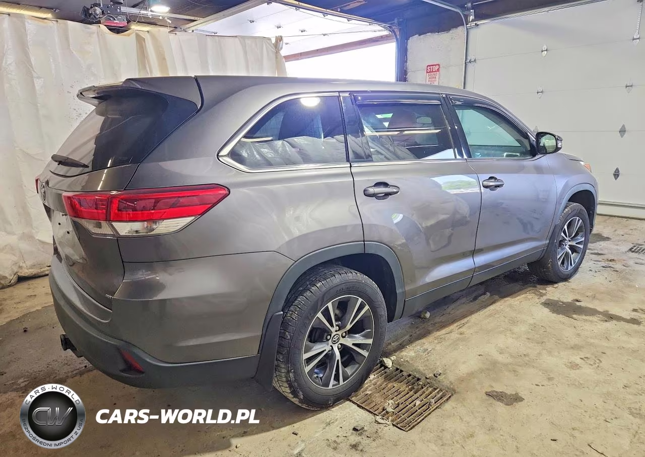 2019 Toyota Highlander Le VIN:5TDBZRFH6KS704994 - 3