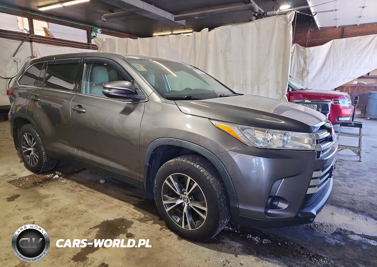 2019 Toyota Highlander Le VIN:5TDBZRFH6KS704994 - 4