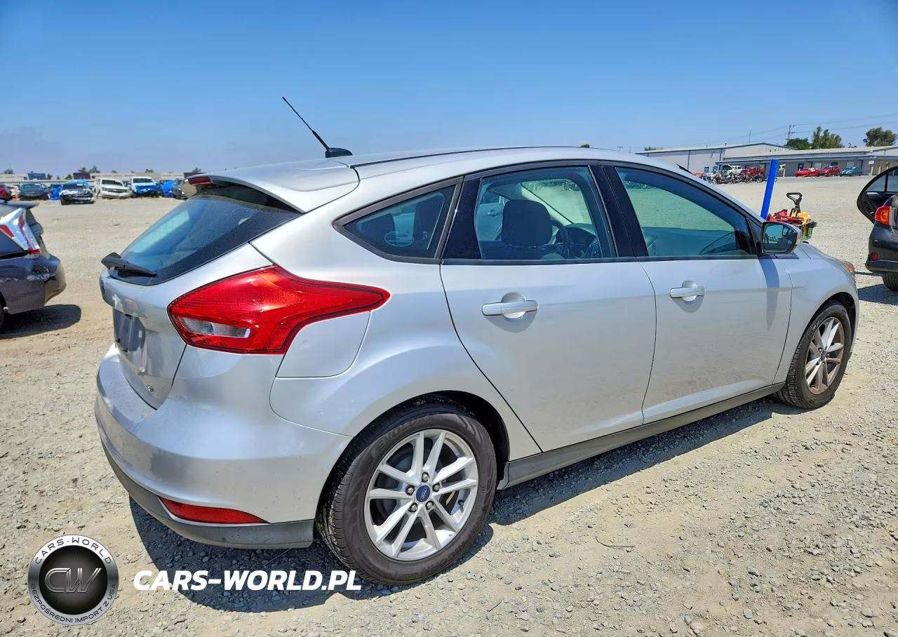 2015 Ford Focus Se VIN:1FADP3K28FL307295 - 3