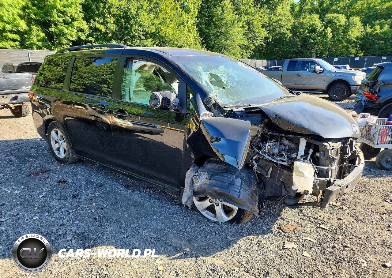 2015 Toyota Sienna Le VIN:5TDKK3DC9FS577026 - 4