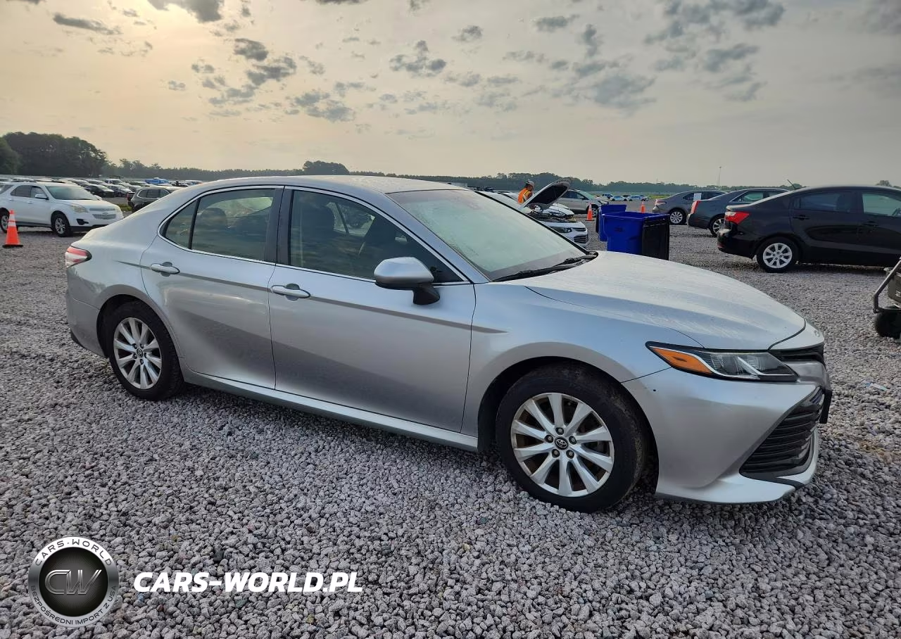 2018 Toyota Camry Le VIN:JTNB11HKXJ3013867 - 4