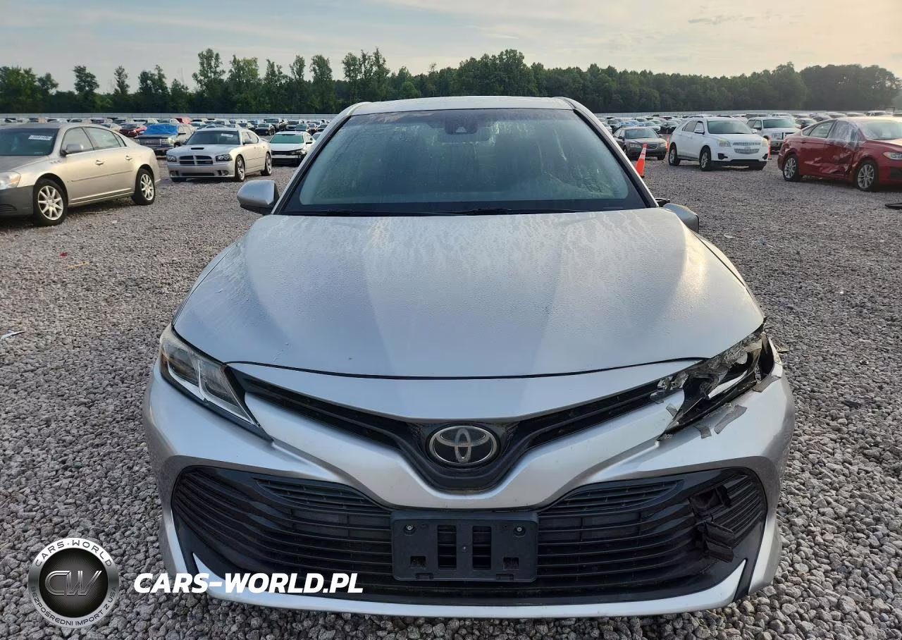 2018 Toyota Camry Le VIN:JTNB11HKXJ3013867 - 5