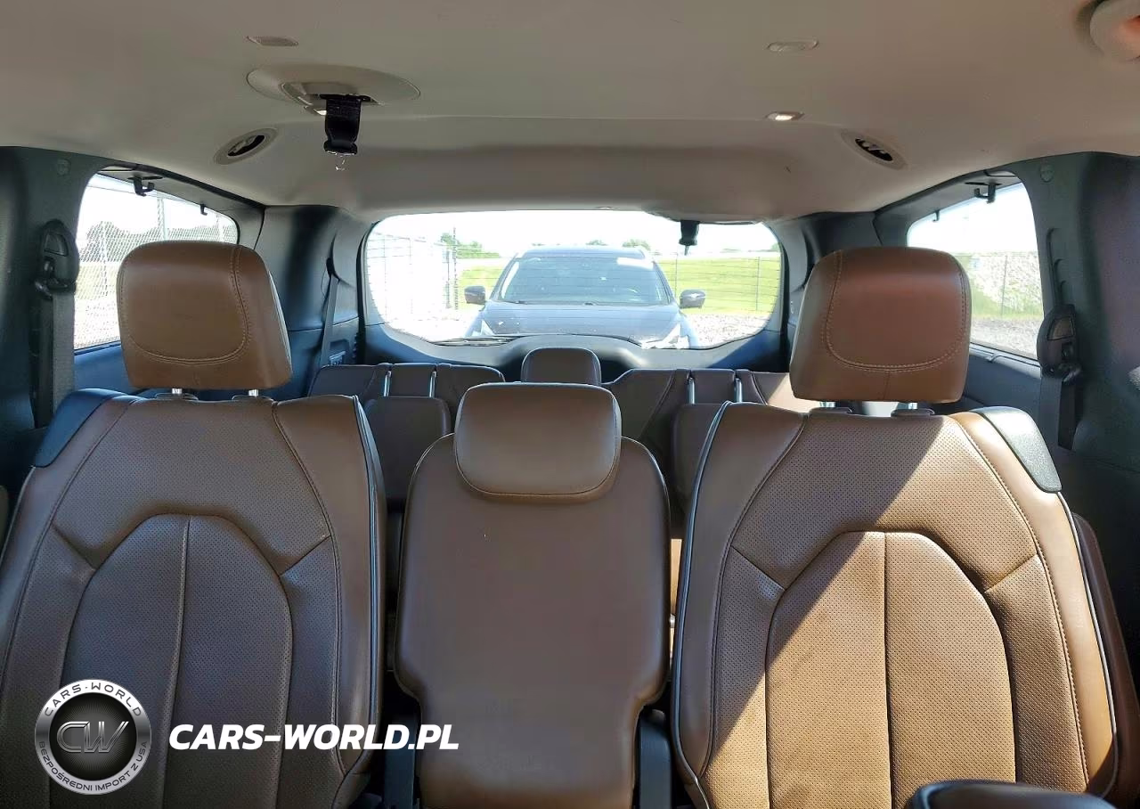 2018 Chrysler Pacifica Limited VIN:2C4RC1GGXJR125196 - 10