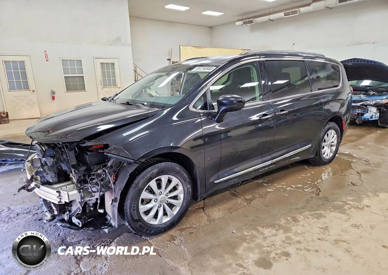 2017 Chrysler Pacifica Touring L VIN:2C4RC1BGXHR811756 - 1