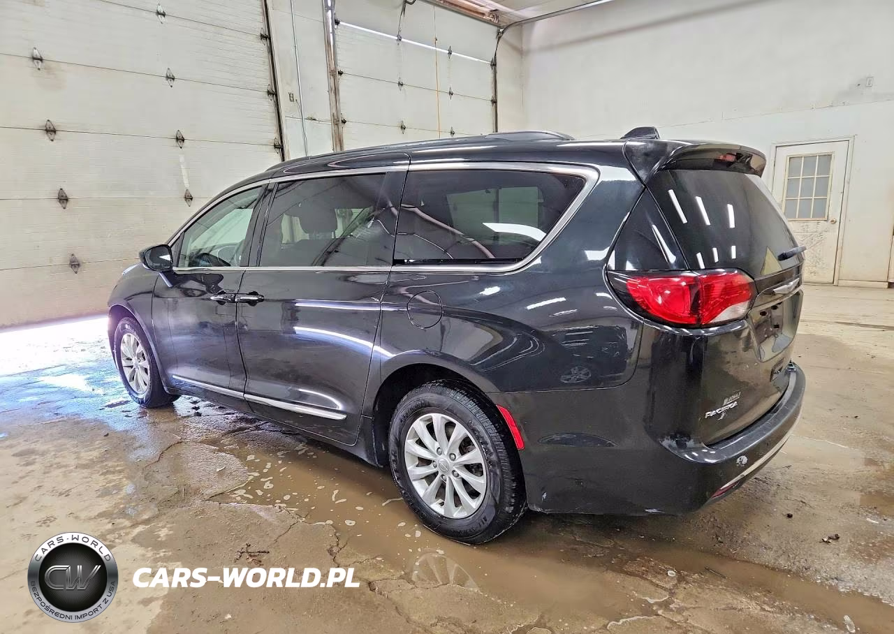 2017 Chrysler Pacifica Touring L VIN:2C4RC1BGXHR811756 - 2