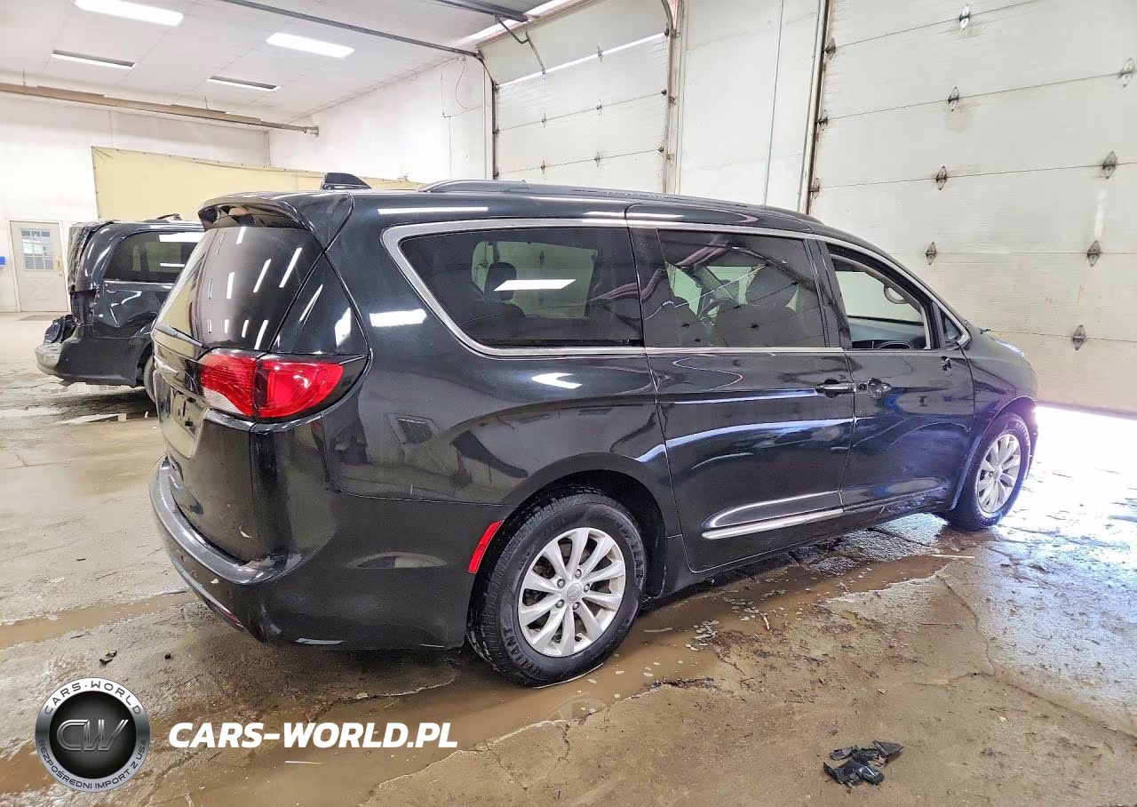 2017 Chrysler Pacifica Touring L VIN:2C4RC1BGXHR811756 - 3