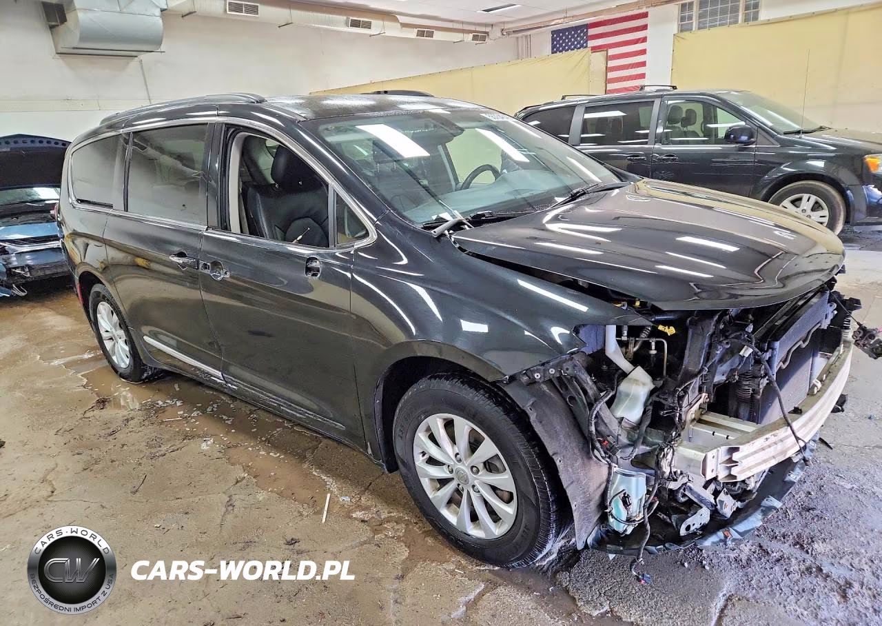 2017 Chrysler Pacifica Touring L VIN:2C4RC1BGXHR811756 - 4