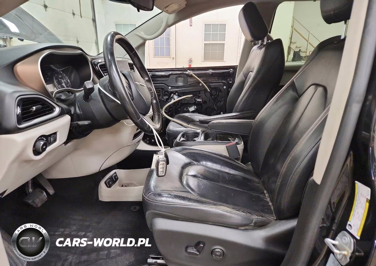 2017 Chrysler Pacifica Touring L VIN:2C4RC1BGXHR811756 - 7