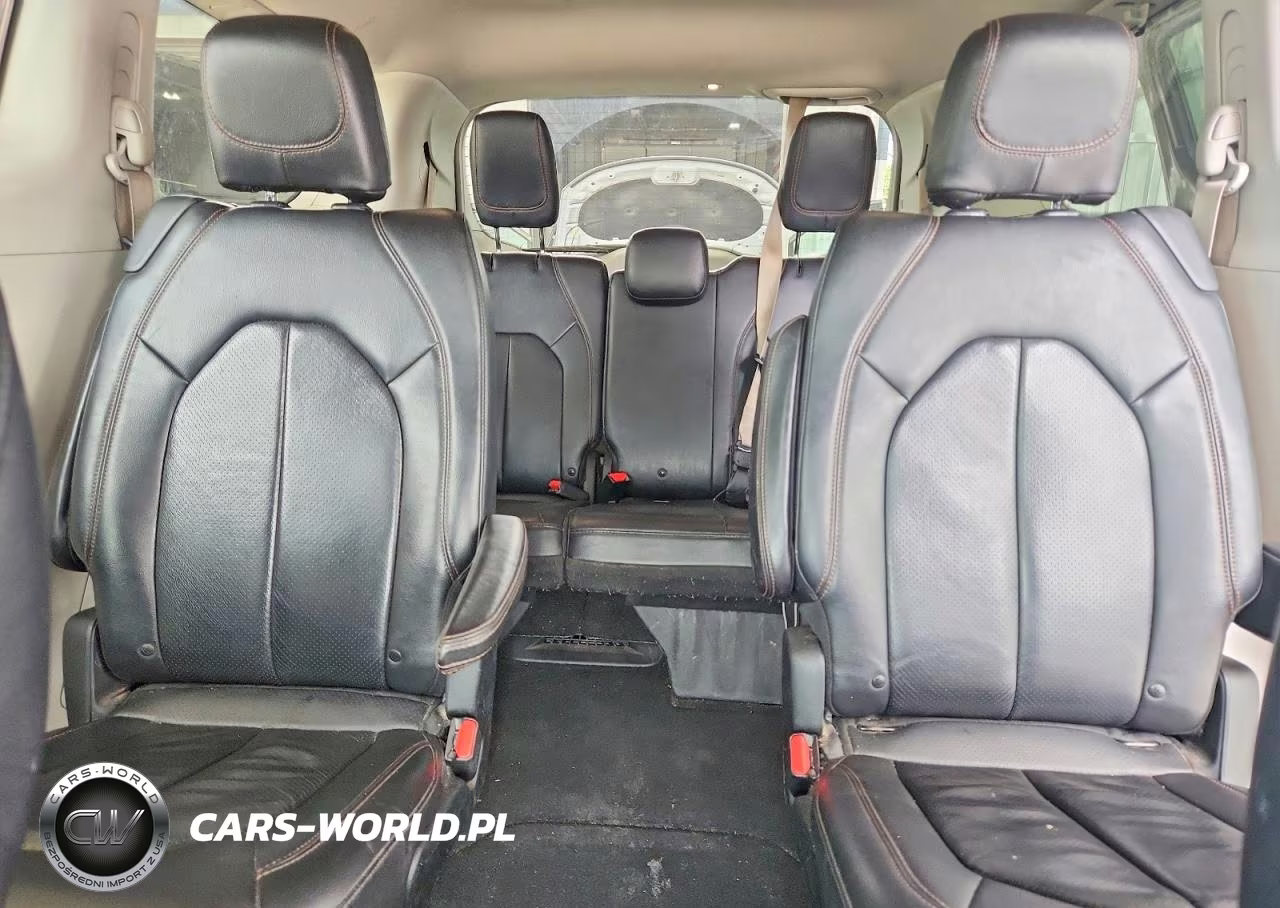 2018 Chrysler Pacifica Touring L VIN:2C4RC1BG4JR152059 - 10