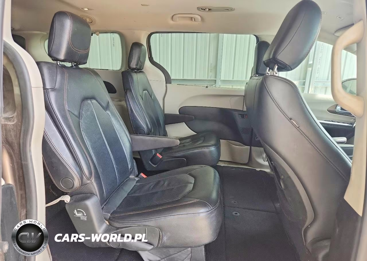 2018 Chrysler Pacifica Touring L VIN:2C4RC1BG4JR152059 - 11