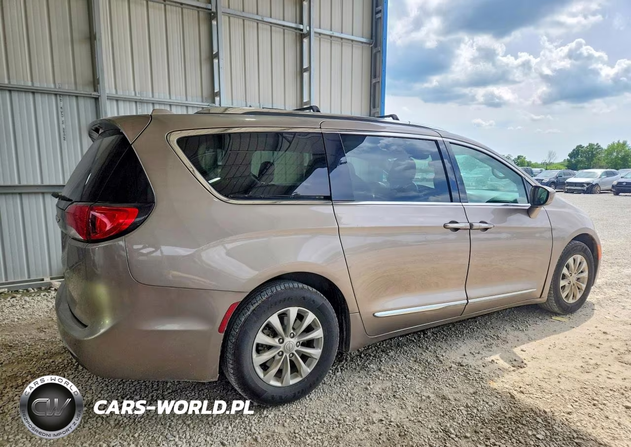 2018 Chrysler Pacifica Touring L VIN:2C4RC1BG4JR152059 - 3