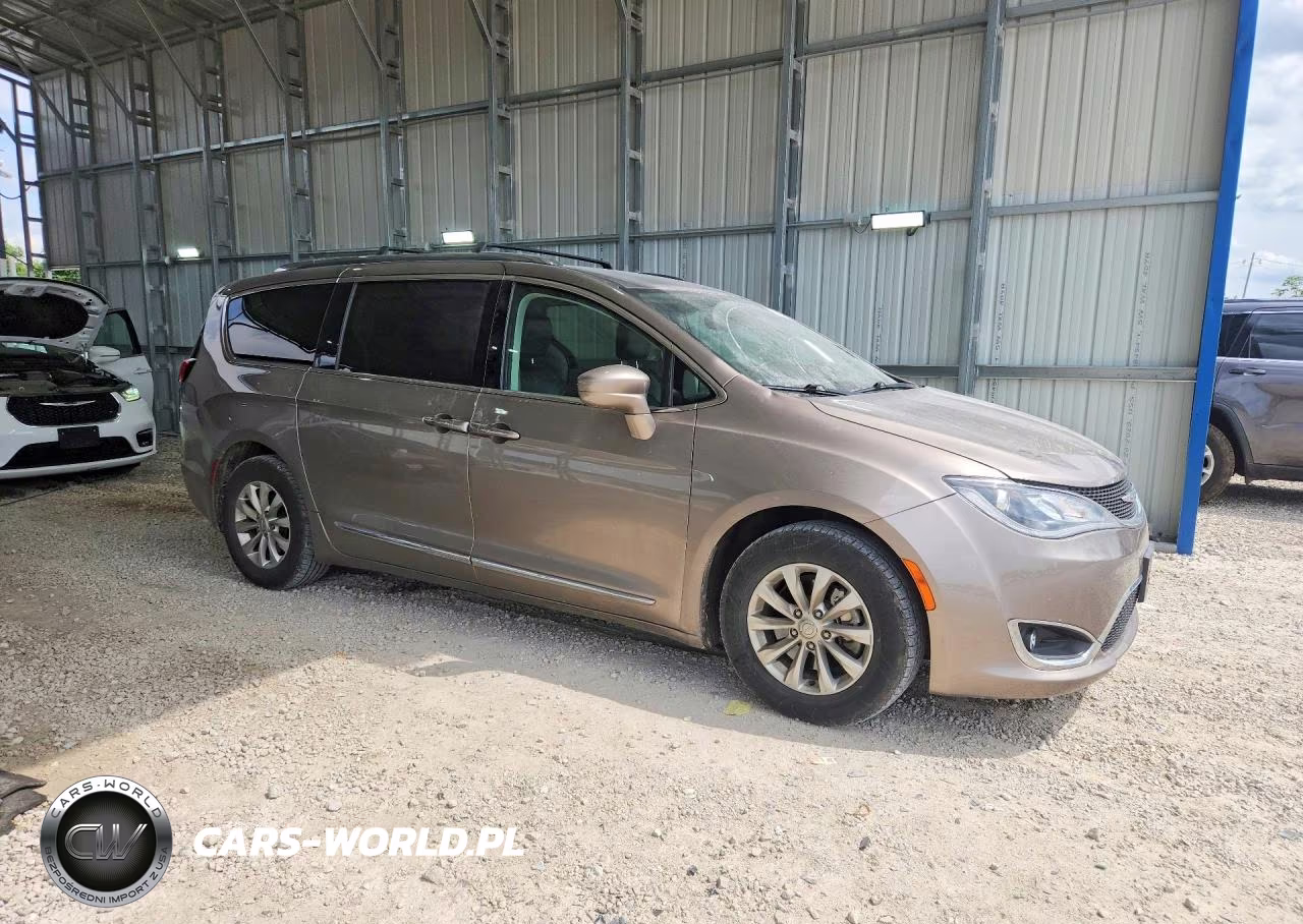 2018 Chrysler Pacifica Touring L VIN:2C4RC1BG4JR152059 - 4