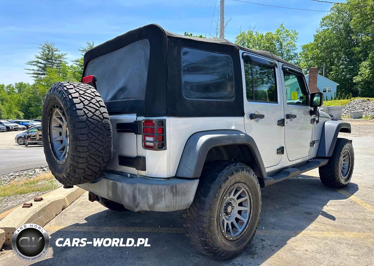2010 Jeep Wrangler Unlimited Sport VIN:1J4BA3H10AL100100 - 3
