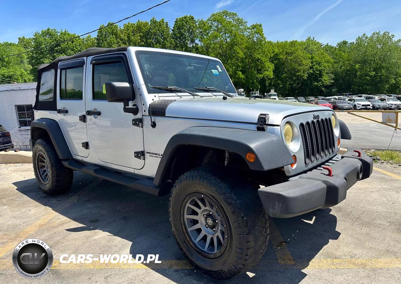 2010 Jeep Wrangler Unlimited Sport VIN:1J4BA3H10AL100100 - 4