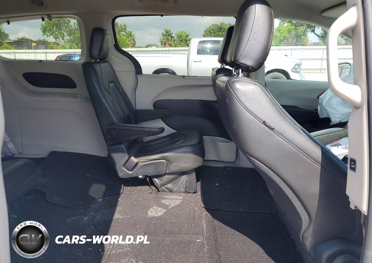 2017 Chrysler Pacifica Touring L VIN:2C4RC1BG8HR576810 - 11