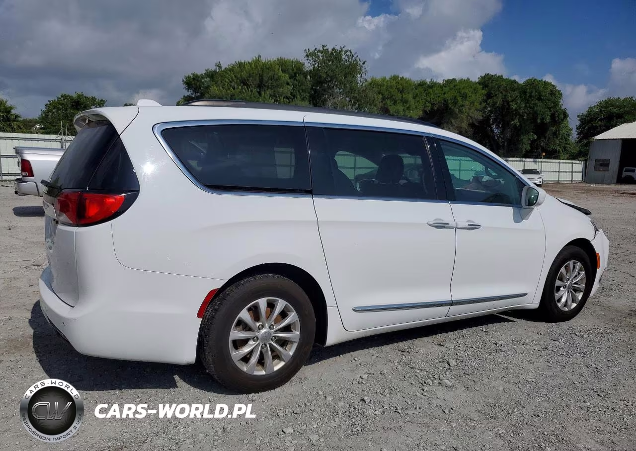 2017 Chrysler Pacifica Touring L VIN:2C4RC1BG8HR576810 - 3