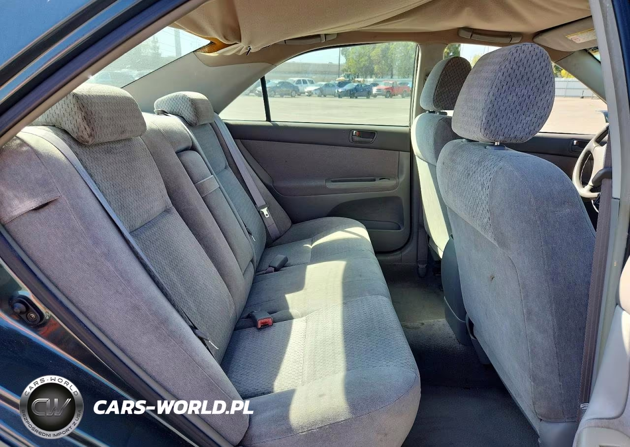 2002 Toyota Camry Le VIN:JTDBE32K720021568 - 10
