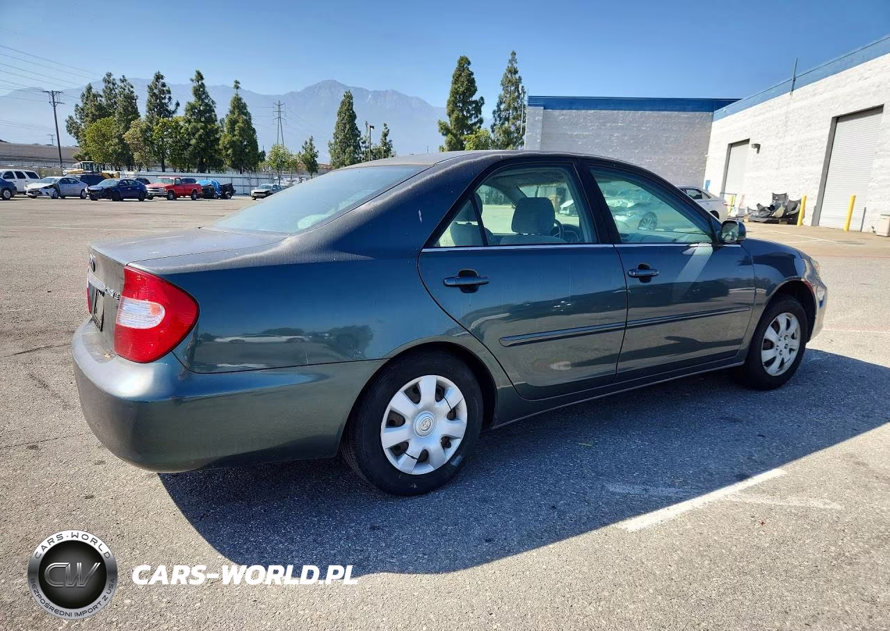 2002 Toyota Camry Le VIN:JTDBE32K720021568 - 3