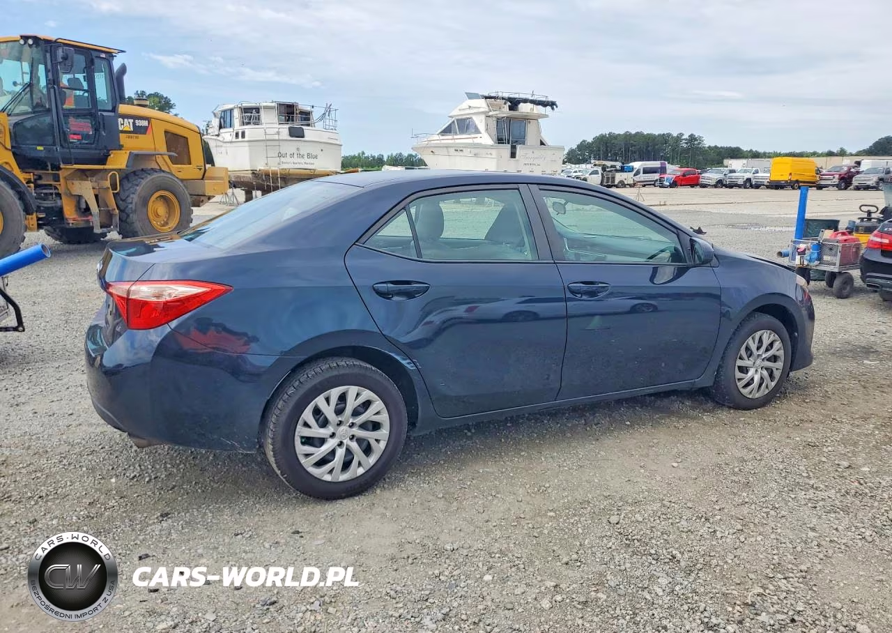 2018 Toyota Corolla Le VIN:5YFBURHE6JP849963 - 3