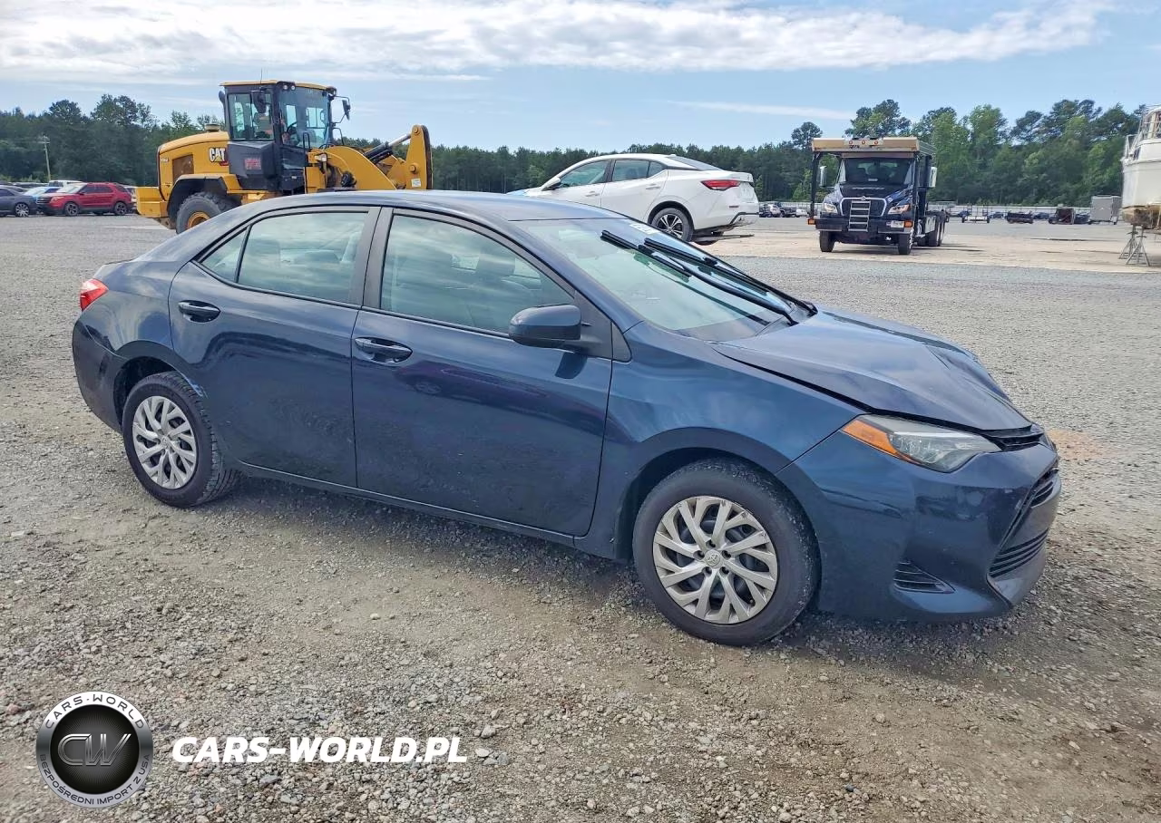 2018 Toyota Corolla Le VIN:5YFBURHE6JP849963 - 4