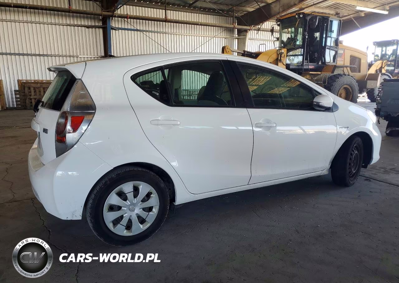 2014 Toyota Prius C One VIN:JTDKDTB37E1068545 - 3