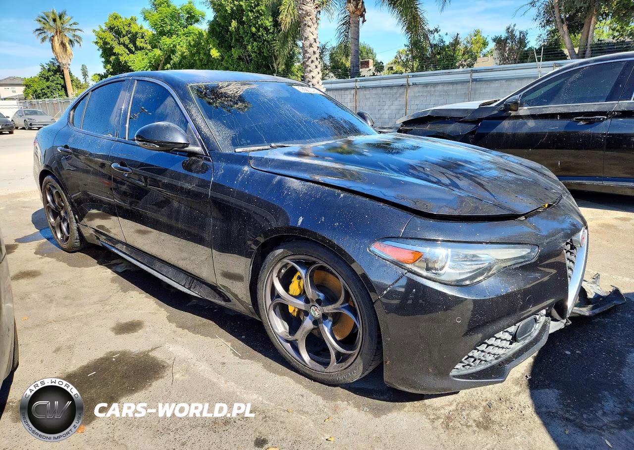 2017 Alfa Romeo Giulia Ti VIN:ZARFAECN6H7549593 - 4