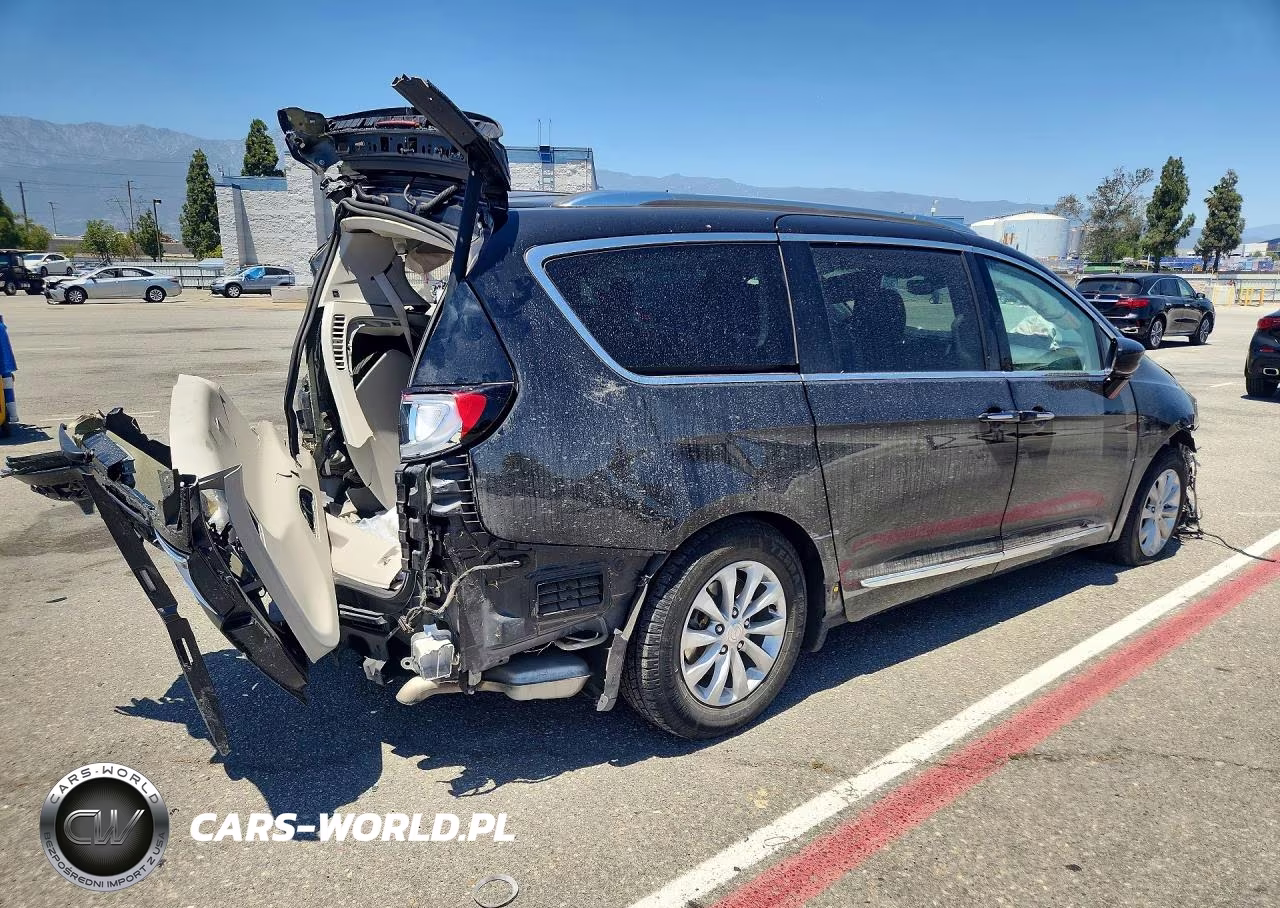 2019 Chrysler Pacifica Touring L VIN:2C4RC1BGXKR665463 - 3