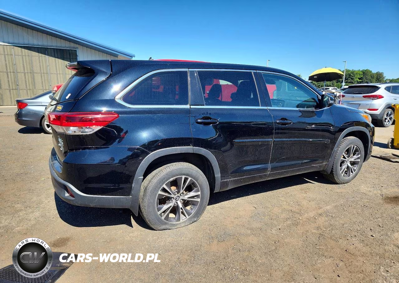2018 Toyota Highlander Le VIN:5TDBZRFH7JS898904 - 3