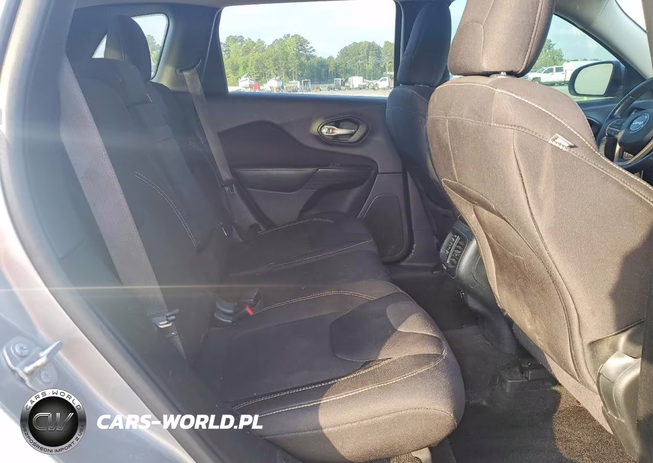2015 Jeep Cherokee Latitude VIN:1C4PJLCB2FW601667 - 10