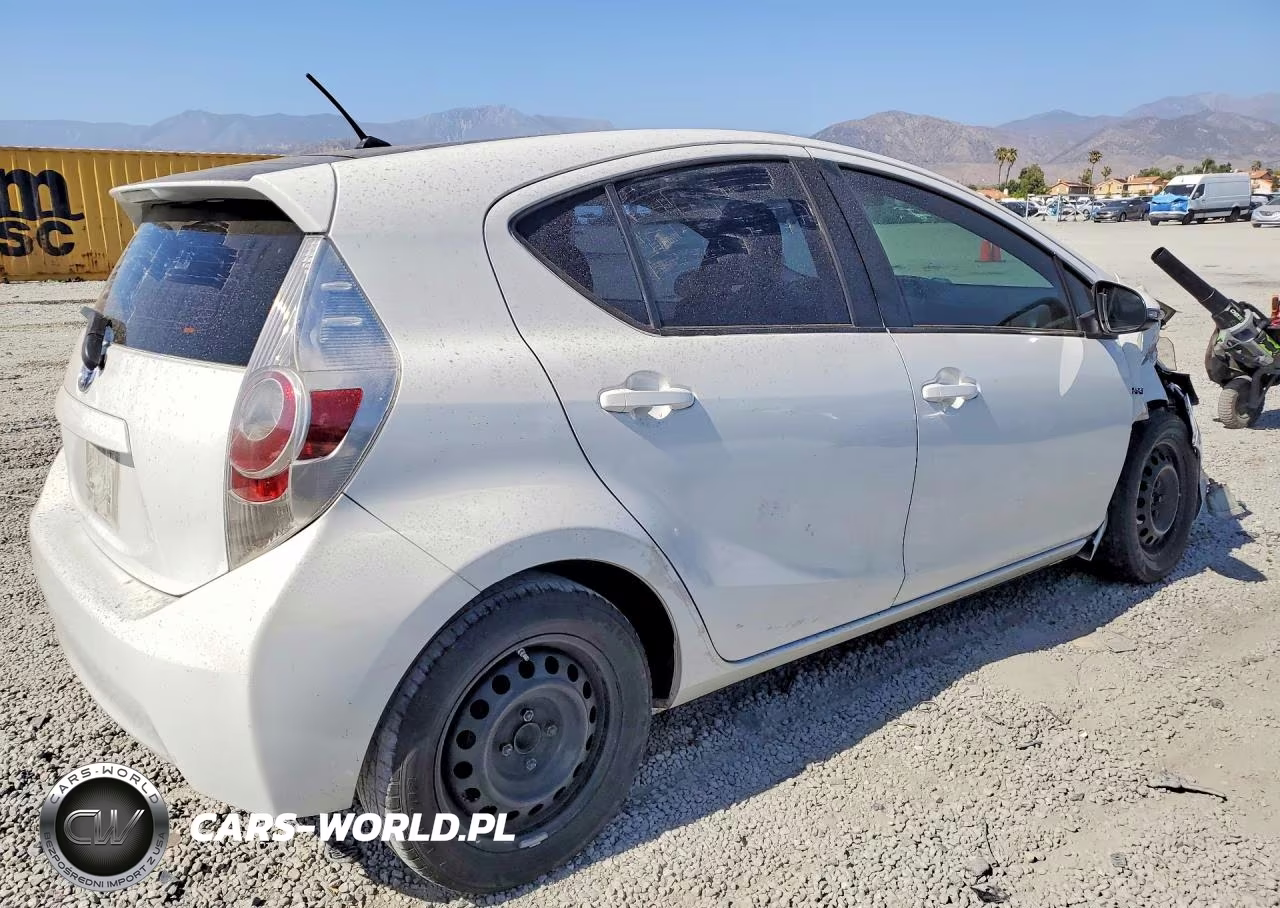 2014 Toyota Prius C Two VIN:JTDKDTB32E1560349 - 3