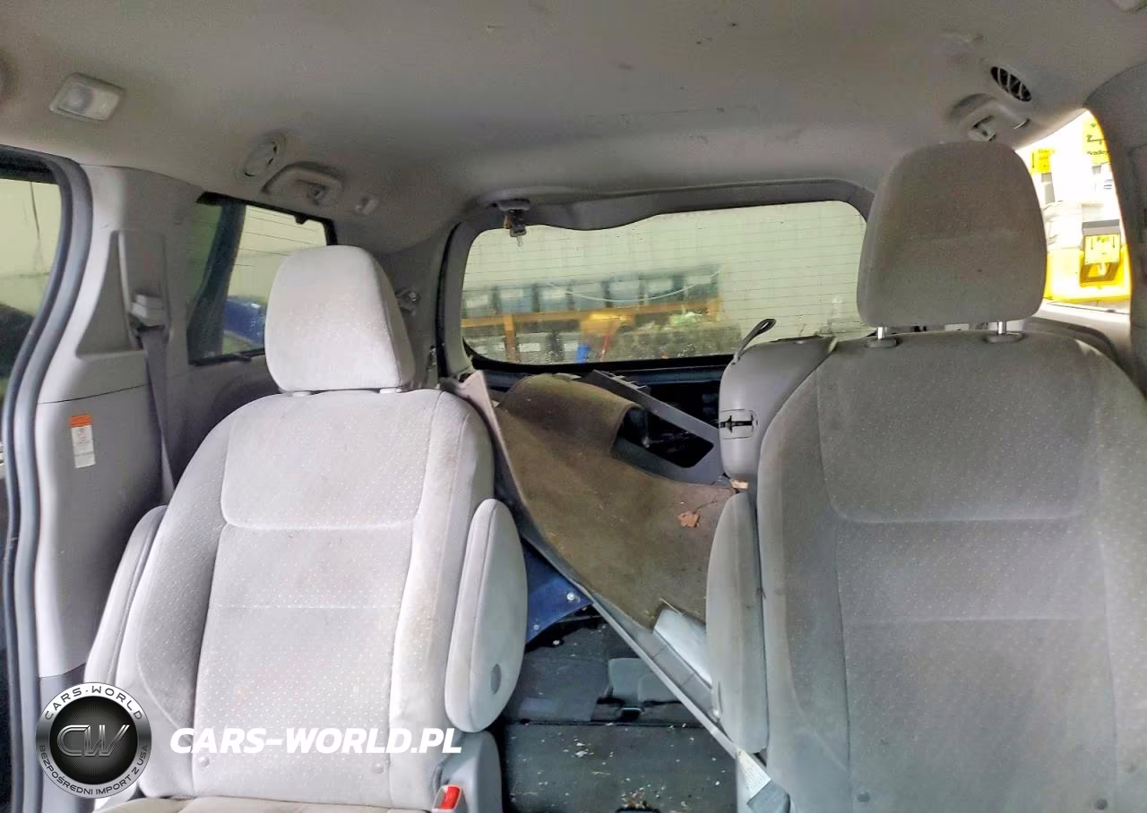 2018 Toyota Sienna Le 8 Passenger VIN:5TDKZ3DC1JS960012 - 10