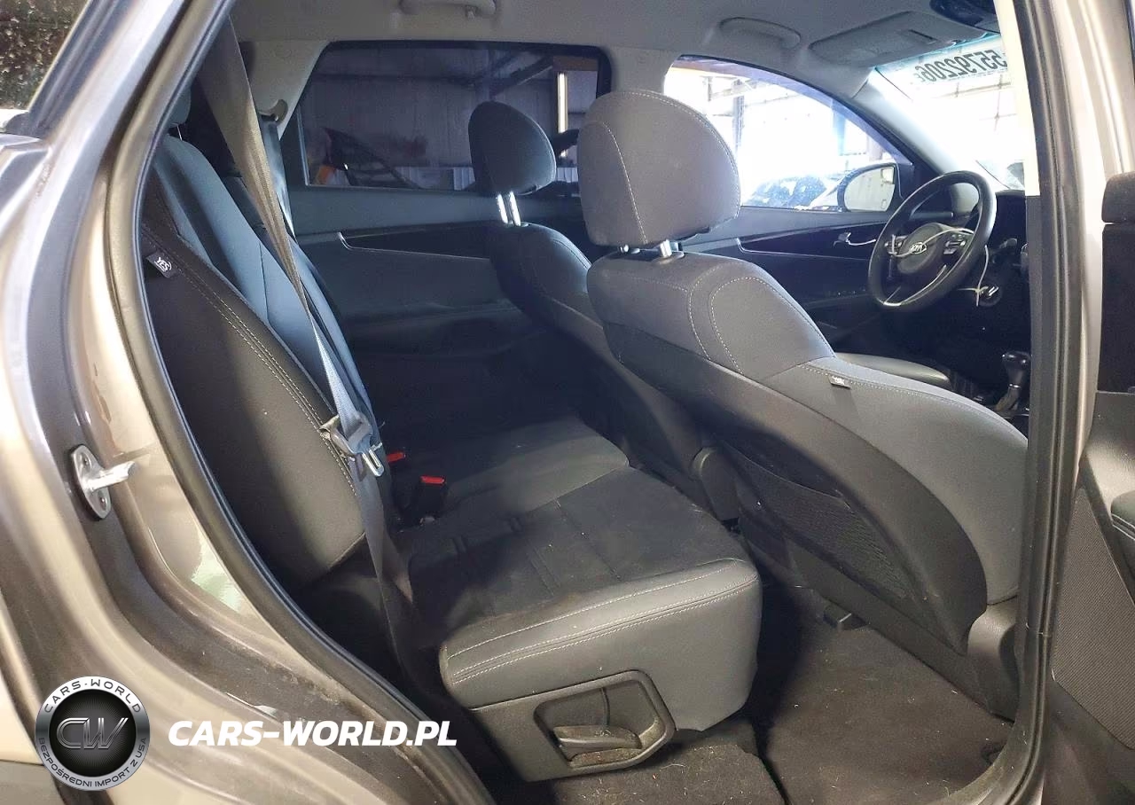 2018 Kia Sorento L VIN:5XYPG4A34JG412248 - 11
