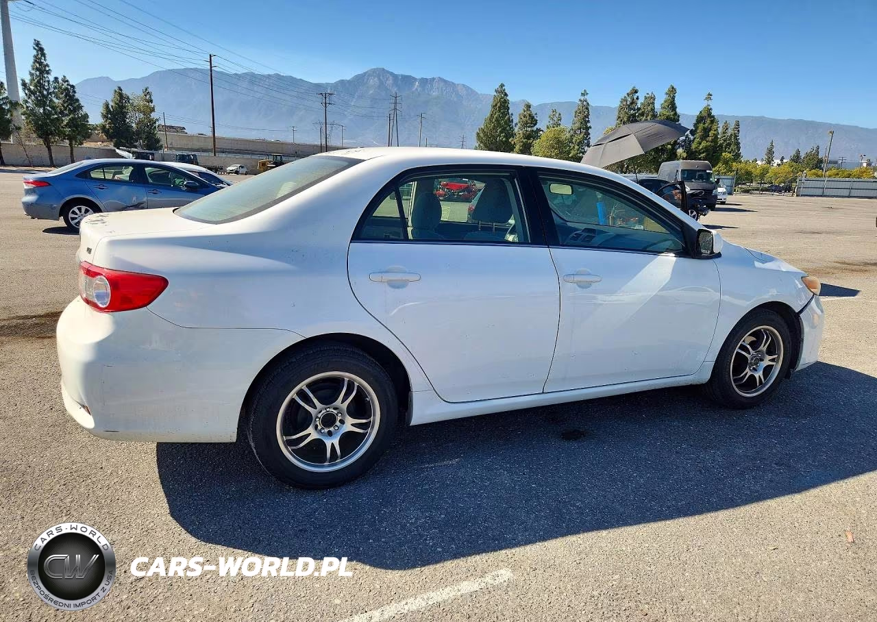 2013 Toyota Corolla Le VIN:JTDBU4EE4DJ118576 - 3
