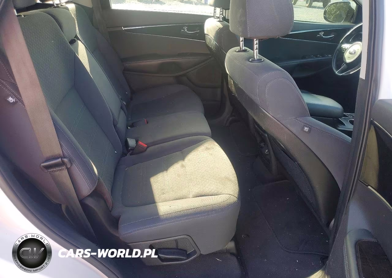 2018 Kia Sorento VIN:5XYPG4A39JG413590 - 10