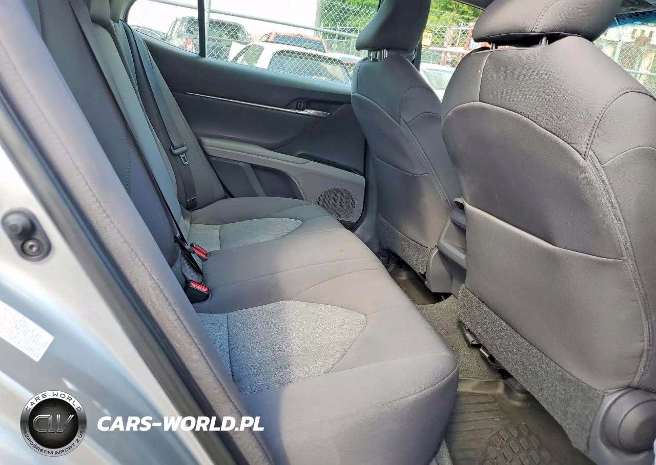 2018 Toyota Camry Le VIN:4T1B11HK9JU104039 - 10