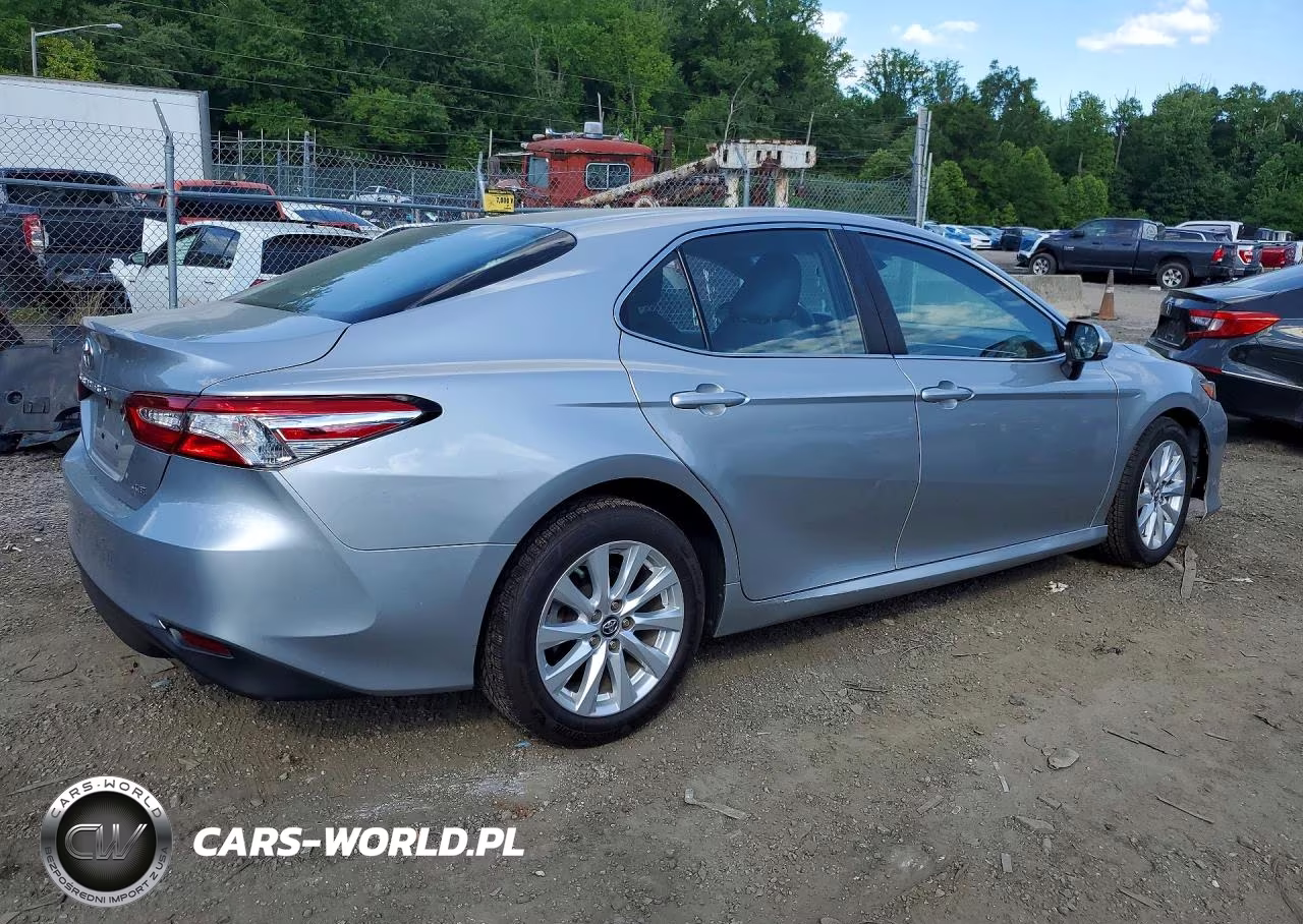 2018 Toyota Camry Le VIN:4T1B11HK9JU104039 - 3