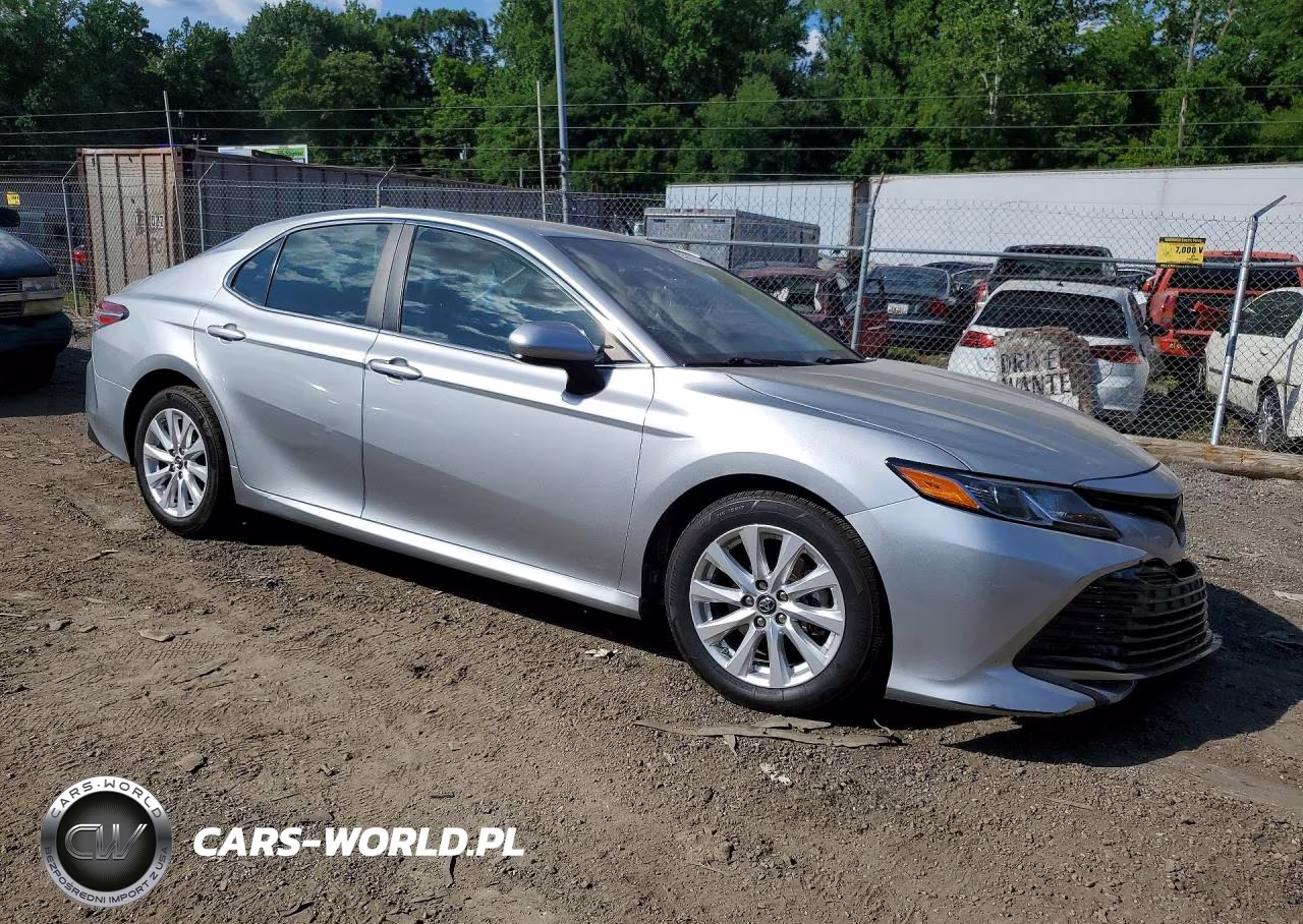 2018 Toyota Camry Le VIN:4T1B11HK9JU104039 - 4