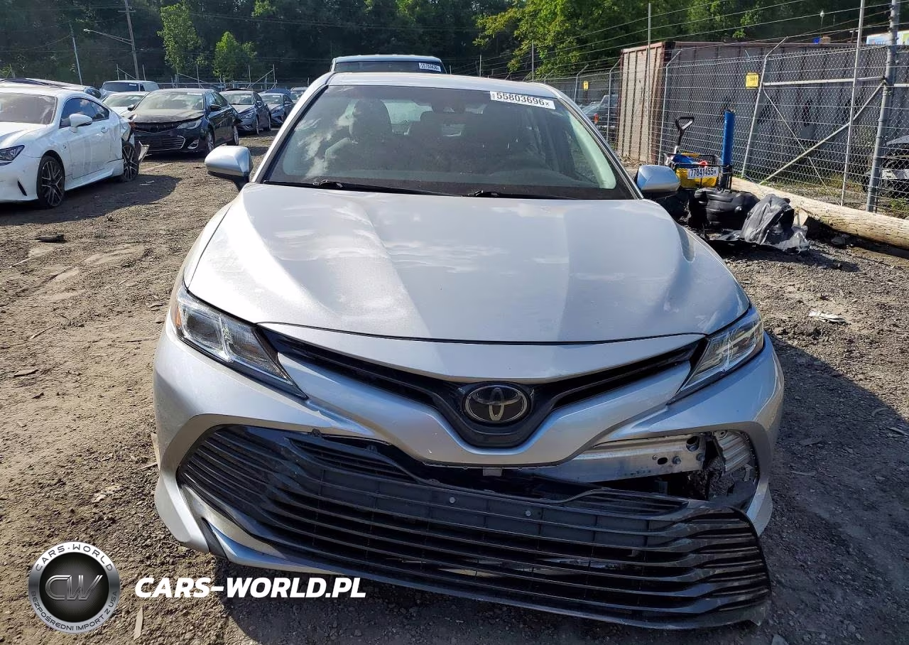 2018 Toyota Camry Le VIN:4T1B11HK9JU104039 - 5
