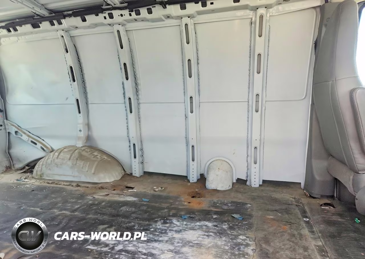 2018 Chevrolet Express G2500 VIN:1GCWGAFG6J1345626 - 11
