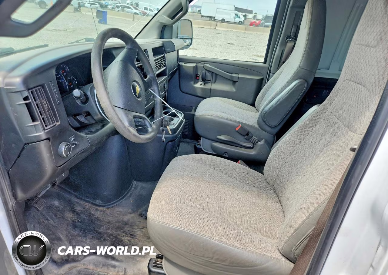 2018 Chevrolet Express G2500 VIN:1GCWGAFG6J1345626 - 7