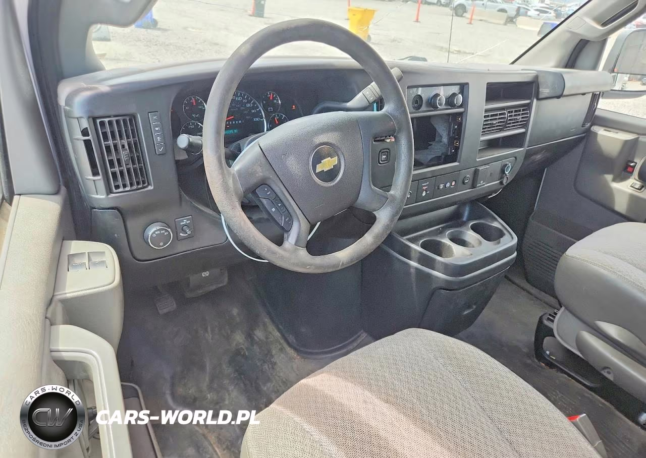 2018 Chevrolet Express G2500 VIN:1GCWGAFG6J1345626 - 8