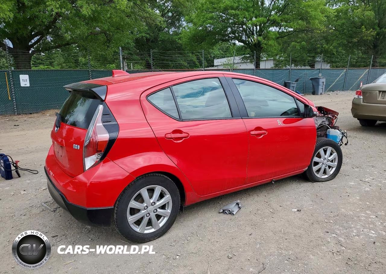 2017 Toyota Prius C Three VIN:JTDKDTB34H1591655 - 3
