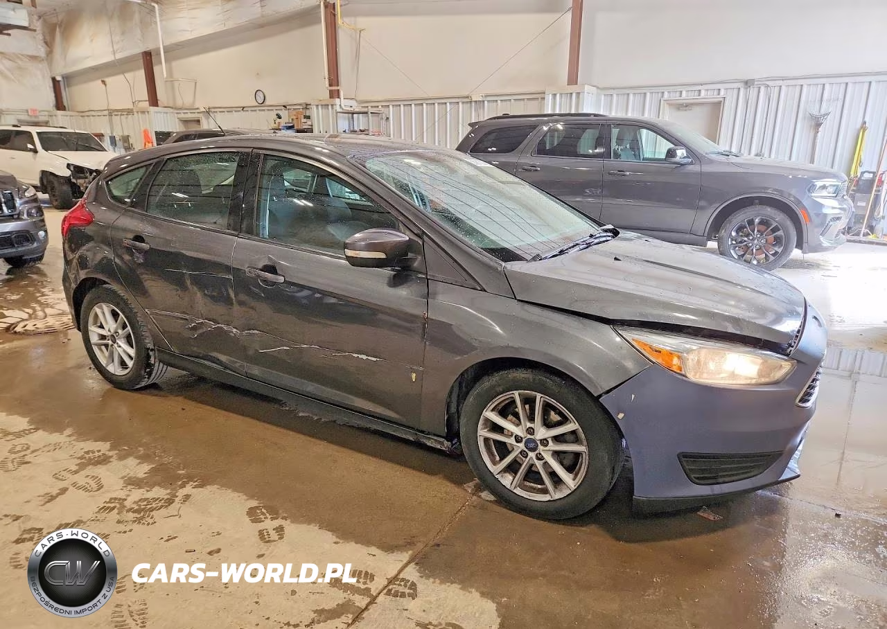 2017 Ford Focus Se VIN:1FADP3K29HL262757 - 4