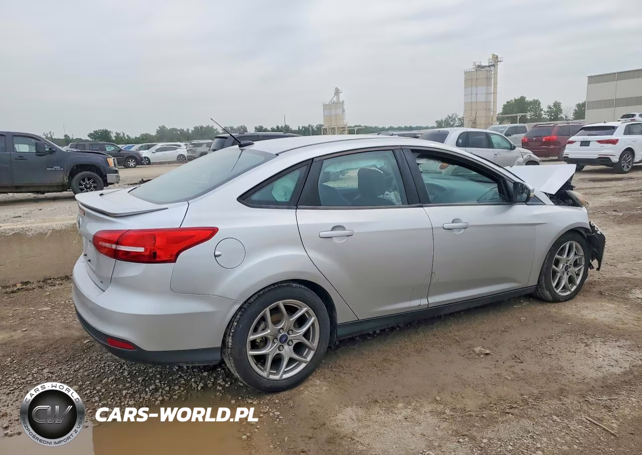 2015 Ford Focus Se VIN:1FADP3F29FL256707 - 3
