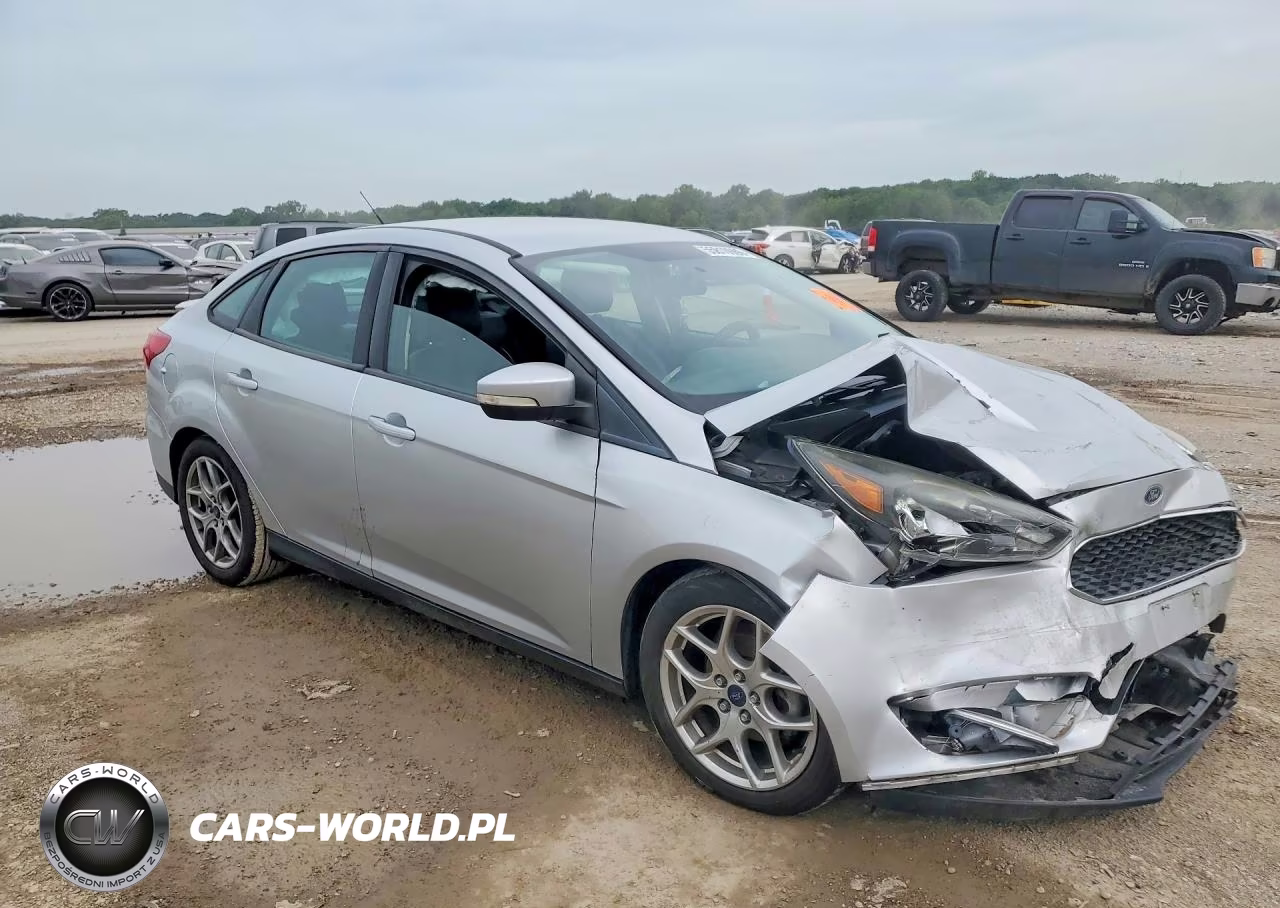 2015 Ford Focus Se VIN:1FADP3F29FL256707 - 4