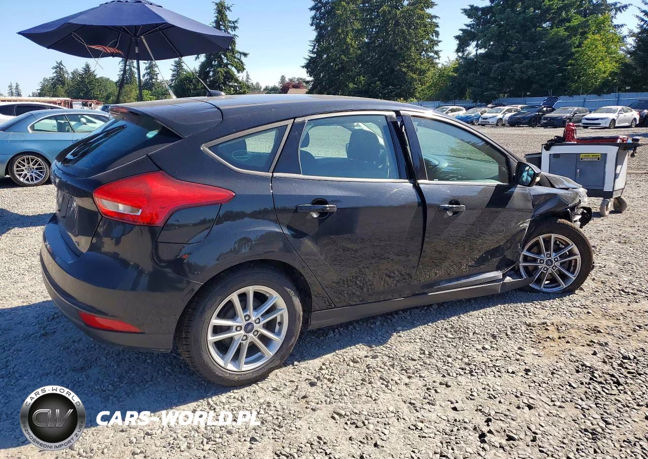 2017 Ford Focus Se VIN:1FADP3K22HL211469 - 3