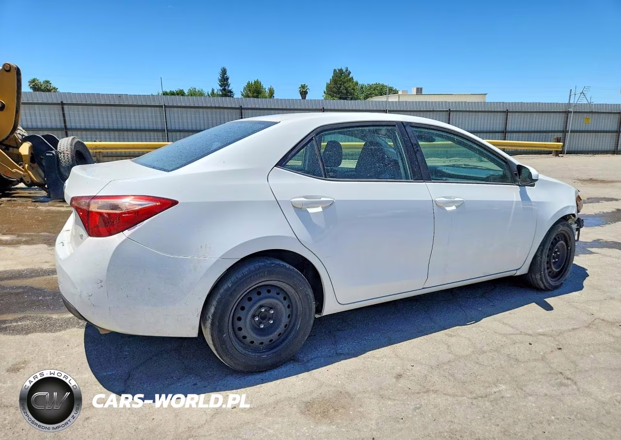 2018 Toyota Corolla Le VIN:5YFBURHE5JP815366 - 3